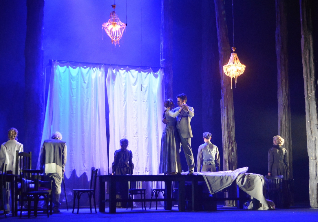 Жағажайда жалаңаш ойнау